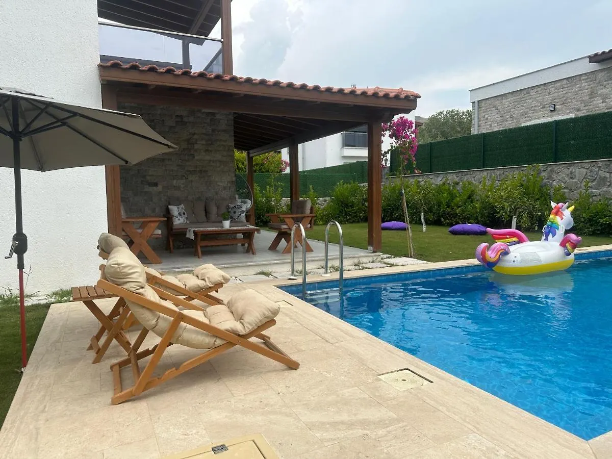 Bodrum Guemuesluekte Havuzlu-Bahceli-3 Yatak Odali Muestakil Villa